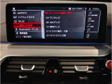 【ⅰドライブナビゲーション】文字情報も鮮明に表示する高解像度カラーディスプレイを採用。視認性に優れた地図デザインと特徴的な建造物を目印にした描写表示で現在位置を把握できます。地図データの更新も可能です