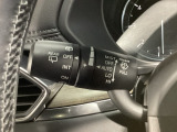 レバーをAUTOの位置にしているとき、レインセンサーが雨を感知すると、雨量に応じてワイパーが自動で作動してくれるオートワイパーを装備!設定変更で非作動にすると、間欠作動に固定されます。
