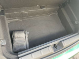 トランクボード下にもしっかりと荷物が積み込める便利な収納スペース。トランクを2段に使用でき、荷物の整理がしやすくなっております。