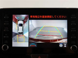 パノラミックビューモニター付きです。車両を上から見たような映像をモニター画面に表示。運転席からの目視では見にくい、車両周辺の状況をリアルタイムでしっかり確認できます。