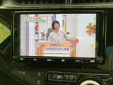 テレビ番組を画面で楽しめる装備です。停車中の待ち時間などに映像を視聴でき、車内で過ごすひとときに便利にお使いいただけます。操作画面も見やすく、映像を確認しやすい仕様です。