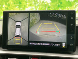車両周囲を俯瞰した表示と後方の映像を同時に確認でき、駐車時の位置合わせをサポートします。画面上のガイドも目安にしながら、周囲の状況を把握しやすく、狭い場所での駐車にも役立ちます。