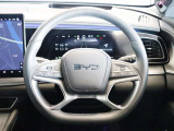 シートと同様に、ステアリングもナッパレザーが巻かれています ステアリングの下部はドライブ時に圧迫感を感じさせないようフラットとなっています