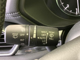 速度やエンジン回転数などの表示がまとまり、必要な情報を運転席から確認しやすいレイアウトです。表示項目が見渡しやすく、日常の運転時にも状況を把握しやすい装備です。