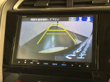 リバースギアに入れるだけで後方の表示へ切り替わります。夜間や雨の日の駐車も楽になりますよ。