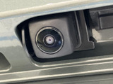 後方確認をサポートするカメラを備えており、駐車時や狭い場所での後退時に役立ちます。車両後方の状況を確かめながら操作できるため、日々の駐車をより安心して行いたい方に便利です。