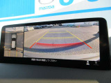 車両の前後左右にある4つのカメラを合成することで、まるでご自身のクルマを空から見ているような俯瞰での映像を映し出してくれます。バック時ももちろんのこと、前進時に視界の悪い交差点でも役に立ちますね。
