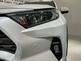LEDヘッドライトは、点灯の瞬間から最大光量を発揮し、突然暗くなるトンネルなどでの安定感を高めます。