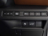 運転席おひざ元に各種スイッチが配置されております。