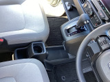 運転席からも助手席からも自由に使えるドリンクホルダー付。