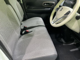 明るい色合いのシートが広がり、運転席と助手席の間にもゆとりを感じる前席空間です。足元はすっきりとしており、乗り降りの際も過ごしやすい、落ち着いた室内に仕上がっています。