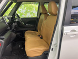 前席は座面と背もたれにゆとりを感じる形状で、明るい色合いが車内を穏やかな雰囲気に整えています。運転席からの見通しも確保され、落ち着いて過ごせます。