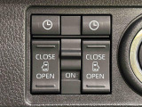 両側パワースライドドアウェルカムオープン機能 降車時にスイッチで予約しておけば、乗車時に電子カードキーを持ってクルマに近づくだけでパワースライドドアが自動でオープン♪