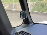 【サイドビューサポートミラー】停車時や発進時、対向車とのすれ違いや路肩に寄せるときなど、車両左側前方を確認するときに役立ちます。