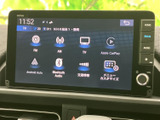 FM・AMやテレビ、スマートフォン連携など、複数の音源をメニューから選択できます。画面に機能がまとまっており、聞きたいコンテンツへの切り替えもスムーズです。