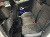 メルセデスのシートは少し硬めになっております。長時間の運転の際、適度な反発があることでお尻や腰の負担を減らす効果が御座います。
