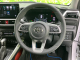 手元には複数のスイッチがまとまり、運転姿勢を保ちながら必要な操作を行いやすい配置です。メーターを見ながら使えるため、走行中の視線移動を抑えたい方にも便利。握りやすい形状で、日々の運転を支えます。