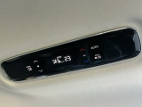こちらの車両はトリプルゾーンコントロールオートエアコンが装備装備されてますので各席快適に過ごせますよ〜(*^_^*)