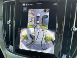 【360&deg;ビューカメラ】4台の高解像度カメラで360度の鳥瞰図を表示。隣の車や壁、死角にある障害物などを画面で確認できるため、狭いスペースでの駐車・出入りも安心です。