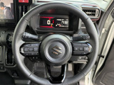 左右のスポークにスイッチが配置され、手元から車内機能にアクセスしやすい構成です。握る部分の形状も自然で、運転席まわりの各種操作をまとめて行えます。