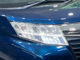 【LEDヘッドライト】悪天候や夜間走行時も良好な視界を確保し安心して運転できる高輝度LEDヘッドライトを装備!点灯速度が早く、消費電力も抑えられています。