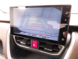 後退時に車両の後ろ側をモニター画面に表示します。車庫入れなどでバックする際に後方確認ができて便利です。車庫入れが苦手な人もこれで安心。
