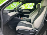 明るい色合いのシートが目を引く、落ち着いた運転席まわりです。前方や側方の見通しにも配慮された空間で、座ったときのゆとりを感じながら移動できます。