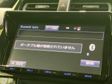 画面上でオーディオの接続状況や選択中のソースを確認でき、音量調整などのタッチ項目も見やすく表示されています。普段使いの際にも状態を把握しやすい、すっきりとした画面構成です。
