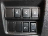 運転席からドアの開閉ができます。