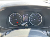 速度やエンジン回転数など、運転に必要な情報を目の前で確認できるメーターまわりです。表示がまとまり、走行前や停車中にも必要な情報を把握しやすく、日々の運転を支えます。