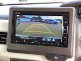 バックモニター付きで、車庫入れやバック時の後方確認をサポート。