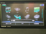 FM・AMやSD、iPod、USB、ディスクなどの選択肢が画面に並び、使いたい音源を選びやすい表示です。交通情報なども確認でき、移動中の音楽や情報収集に活用できます。