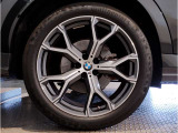 【BMWアロイホイル】軽量かつ強度に拘ったアロイホイル。走行性能ポテンシャルを引き出す設計。車の足元を引き締めてくれる大きなポイントはアロイホイルです。