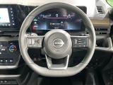 インテリアに合わせたデザインのステアリングは、運転される方のことも考え、運転しやすい形状、大きさです。是非一度、実際に触ってお確かめください。