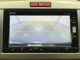 【バックカメラ】ギアをリバースに入れれば自動的にモニターが切り換わるので、車庫入れや後退確認がラクラク OKです!
