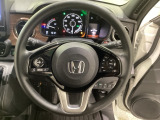 ハンドルにHondaセンシング系のクルーズコントロールやレーンキープアシストなどのスイッチと、オーディオの操作スイッチが装備されています。ハンドルから手を離さず安全に操作できます。