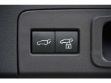 【クローザー】 スイッチを押すと電動でバックドアが閉まります。