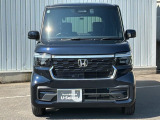 車幅いっぱいに伸びたフロントアクセサリLEDがボディーのワイド感を強調