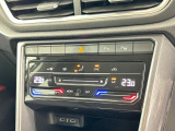 タッチコントロール式2ゾーンフルオートエアコンパネル。運転席、助手席それぞれ独立して温度管理が可能です。花粉やダストを除去するフレッシュエアフィルターも装備され、クリーンな室内環境を保ちます。