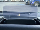 ◆HUD(ヘッドアップディスプレイ)◆運転席前方のフロントガラスに速度情報や運転をアシストする情報などを表示!視線を落とさずに速度を確認できるので、よそ見による事故を減らしてくれます!
