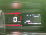 速度やシフト位置などの情報をメーター内で確認でき、運転に必要な表示がまとまっています。中央の画面には時刻や外気温も表示され、走行中の情報確認に便利です。