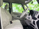 明るい色合いのシートと内装で、運転席まわりに開放感があります。窓から外を見渡しやすく、乗り降りの際もゆとりを感じられる空間です。実車で座り心地もお確かめください。