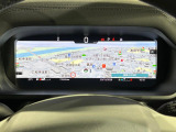 未来のコックピットのような運転席!ハンドルの奥の高画質画面は、スマホのように着せ替えできます。スピードメーターだけではなくナビの地図を画面いっぱいに映せるため、目線を外さず安全に運転できます。