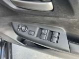 運転席の窓のスイッチです。ドアミラーの調整スイッチやドアロックのスイッチも並んでいます。