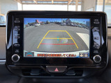 画面には車両後方の映像とガイドラインが表示され、駐車時に周囲との距離を確認する目安として活用できます。画面の左右には操作部がまとまり、必要なボタンを見つけやすい配置です。