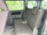 後席は窓が大きく、車内に明るさと開放感をもたらします。座面と背もたれには落ち着いた色合いを用い、複数人で乗る場面でもゆったり過ごしやすい空間です。