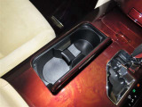 センターコンソールにカップホルダーを装備しております。
