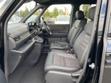 運転席と助手席を見渡しやすく、前方から側方まで視界を確保しやすい配置です。ゆとりある座席と落ち着いた室内色で、乗る方を迎える快適な空間に仕上がっています。
