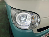 白く明るい光で夜間走行をサポートするLEDヘッドランプを搭載