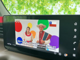 画面にテレビ番組が表示され、停車中の休憩時間などに映像を楽しめる装備です。画面上には操作用のアイコンも配置され、見たい内容を確認しやすい仕様。お出かけ先での待ち時間にも活用いただけます。